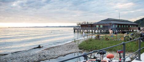 Una spiaggia nelle vicinanze