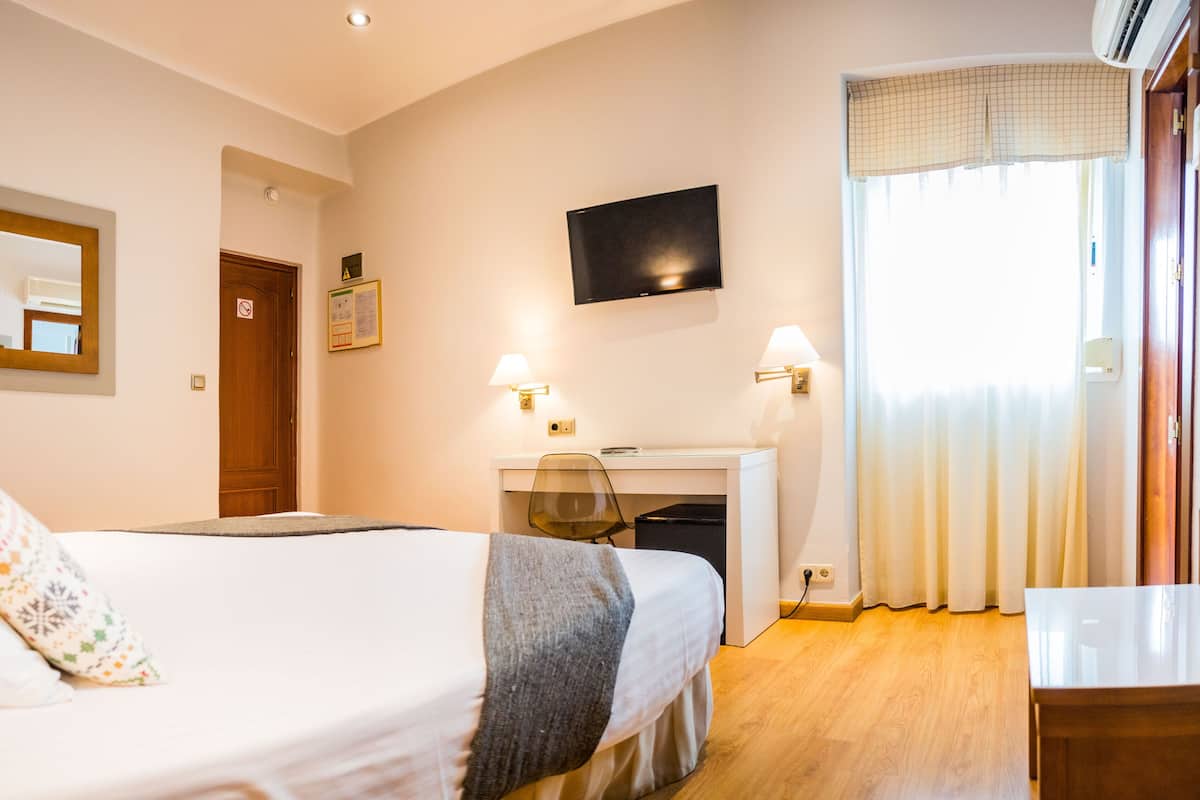 Habitación con 2 camas individuales | Minibar, caja de seguridad en la habitación, escritorio y wifi gratis