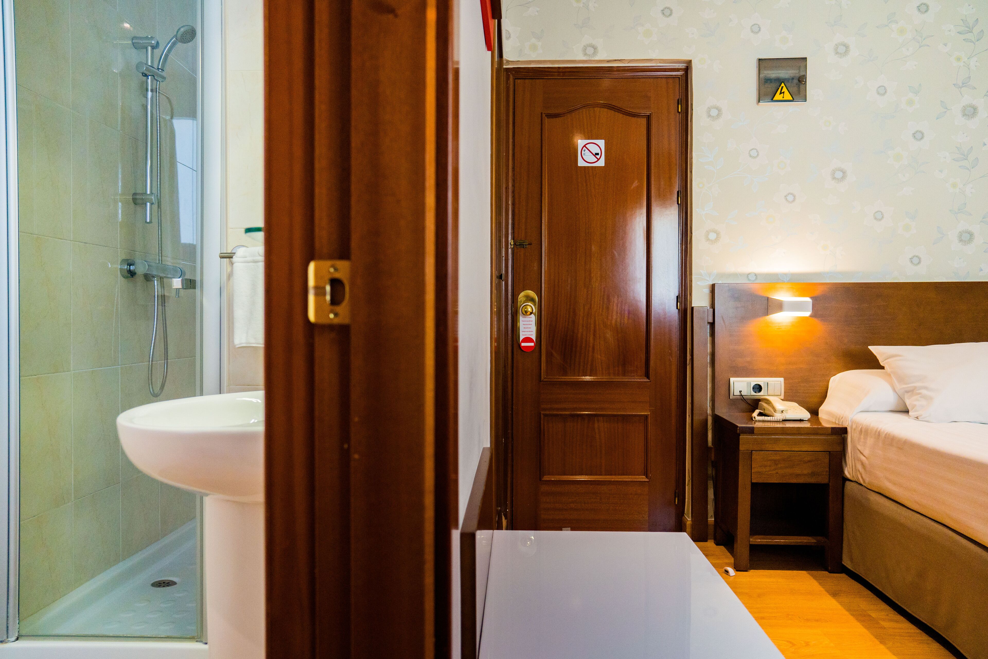 single room | 1 bedroom, minibar, in-room safe, desk