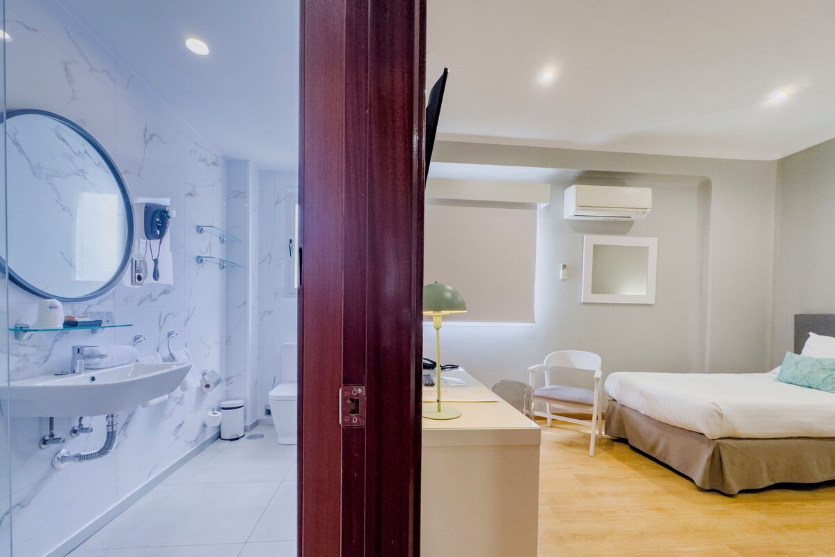Habitación con 2 camas individuales | Minibar, caja fuerte, escritorio y wifi gratis