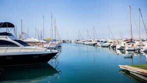 Un puerto deportivo con varias embarcaciones amarradas.