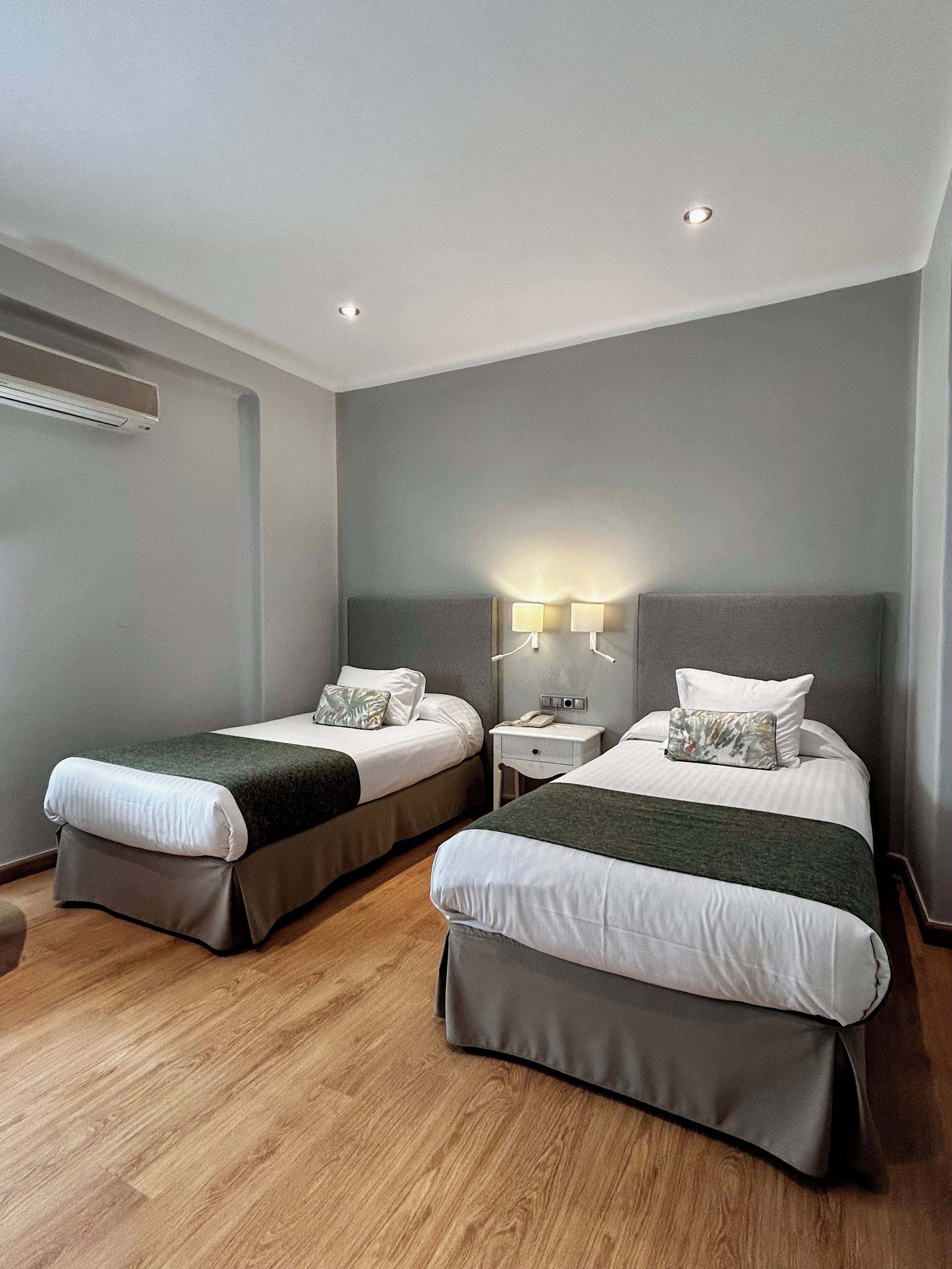 Minibar, coffres-forts dans les chambres, bureau, Wi-Fi gratuit