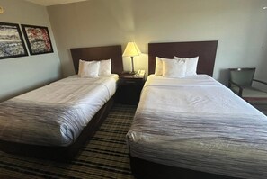 Habitación, 2 camas matrimoniales, para no fumadores | Escritorio, tabla de planchar con plancha, wifi gratis y ropa de cama 
