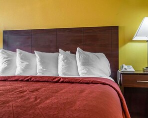 Escritorio, tabla de planchar con plancha, wifi gratis y ropa de cama 