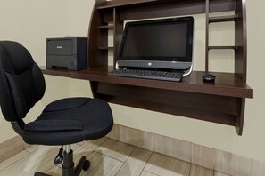Business centre - Howard Johnson by Wyndham Arlington Ballpark / Six Flags (Arlington)