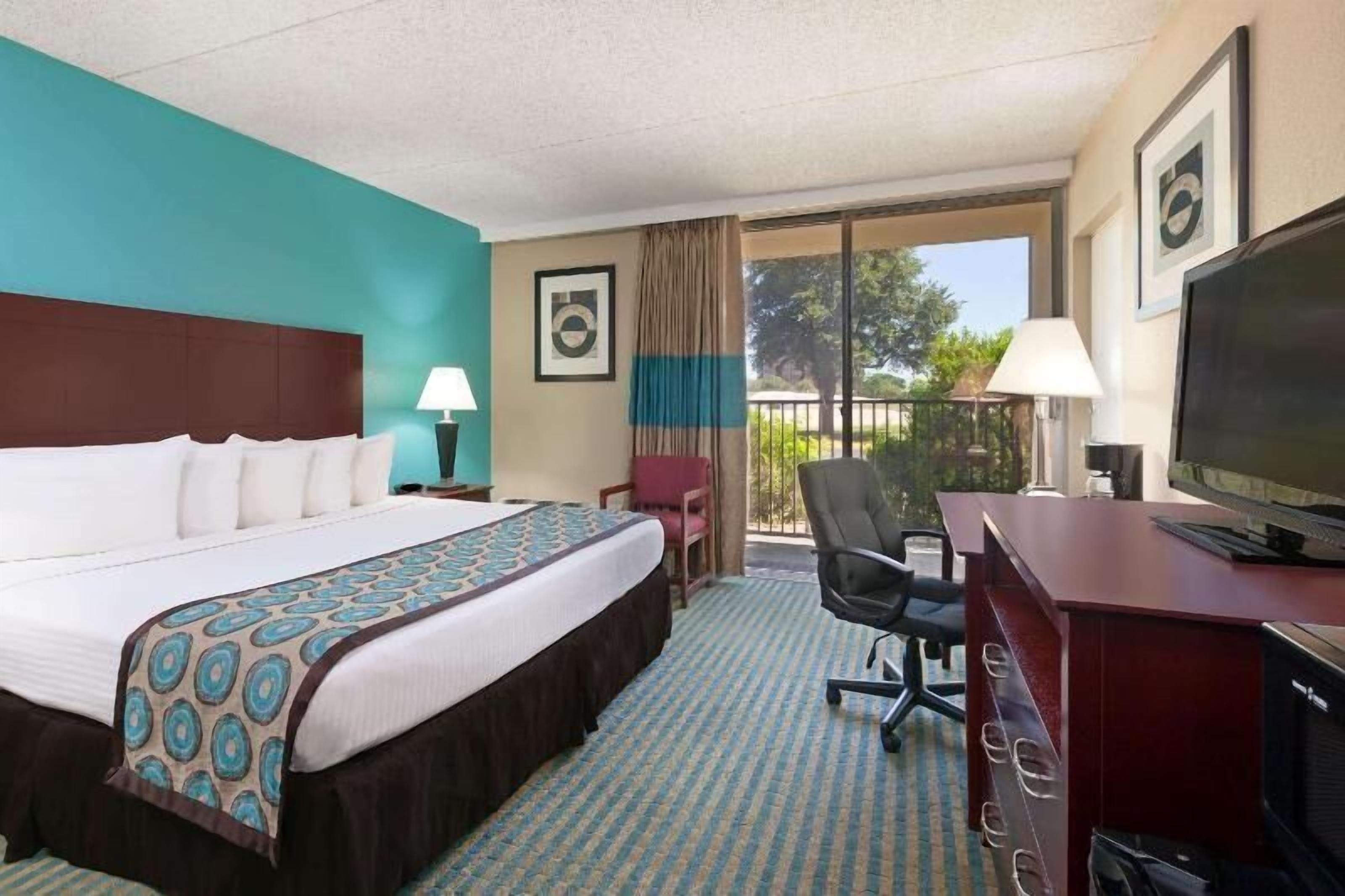 Cofres nos quartos, escrivaninha, ferros/tábuas de passar roupa