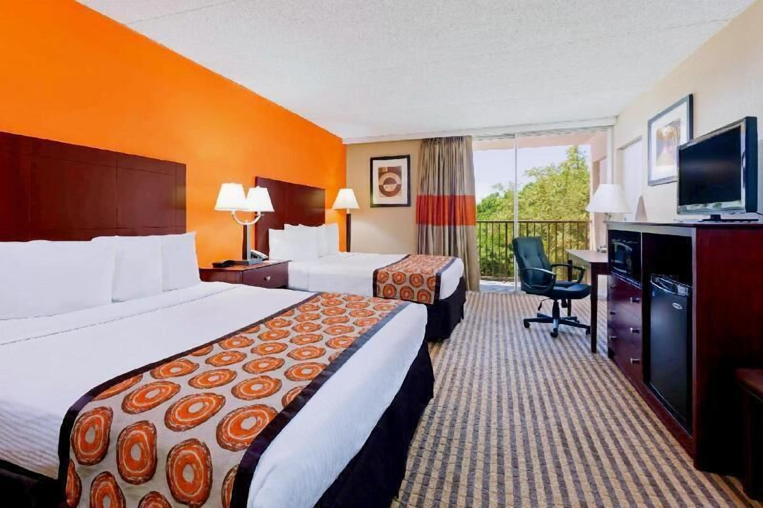 Cofres nos quartos, escrivaninha, ferros/tábuas de passar roupa