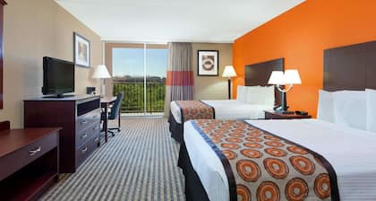 Howard Johnson by Wyndham Arlington Ballpark / Six Flags