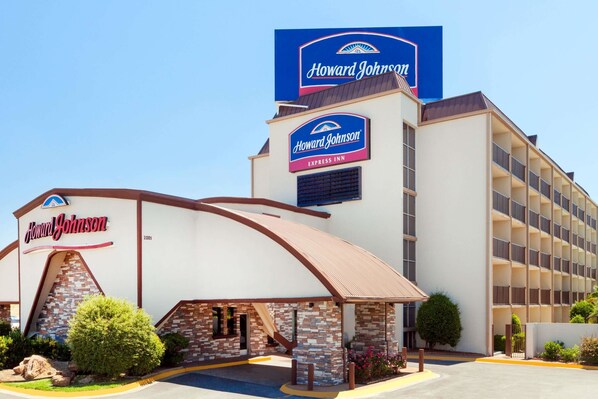 Un hôtel Howard Johnson Express Inn, reconnaissable à son enseigne bien visible, sa façade en briques et son parking.
