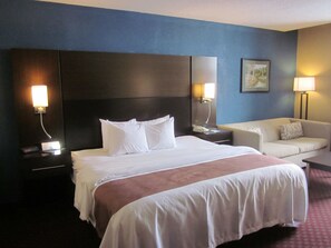 خزنة داخل الغرفة ومكتب و مكواة/لوح كي وأسرّة قابلة للطي