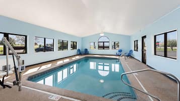 Una piscina cubierta, tumbonas