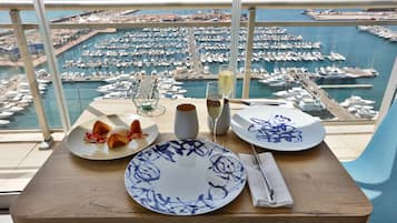 Serveert lunch, diner, Mediterrane gerechten, uitzicht op de zee