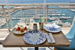 Se sirven comidas, cenas y cocina mediterránea con vista al mar