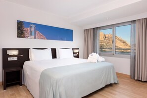 Premium bedding, minibar, in-room safe, desk - Hotel Alicante Gran Sol, Affiliated by Meliá (Alicante)