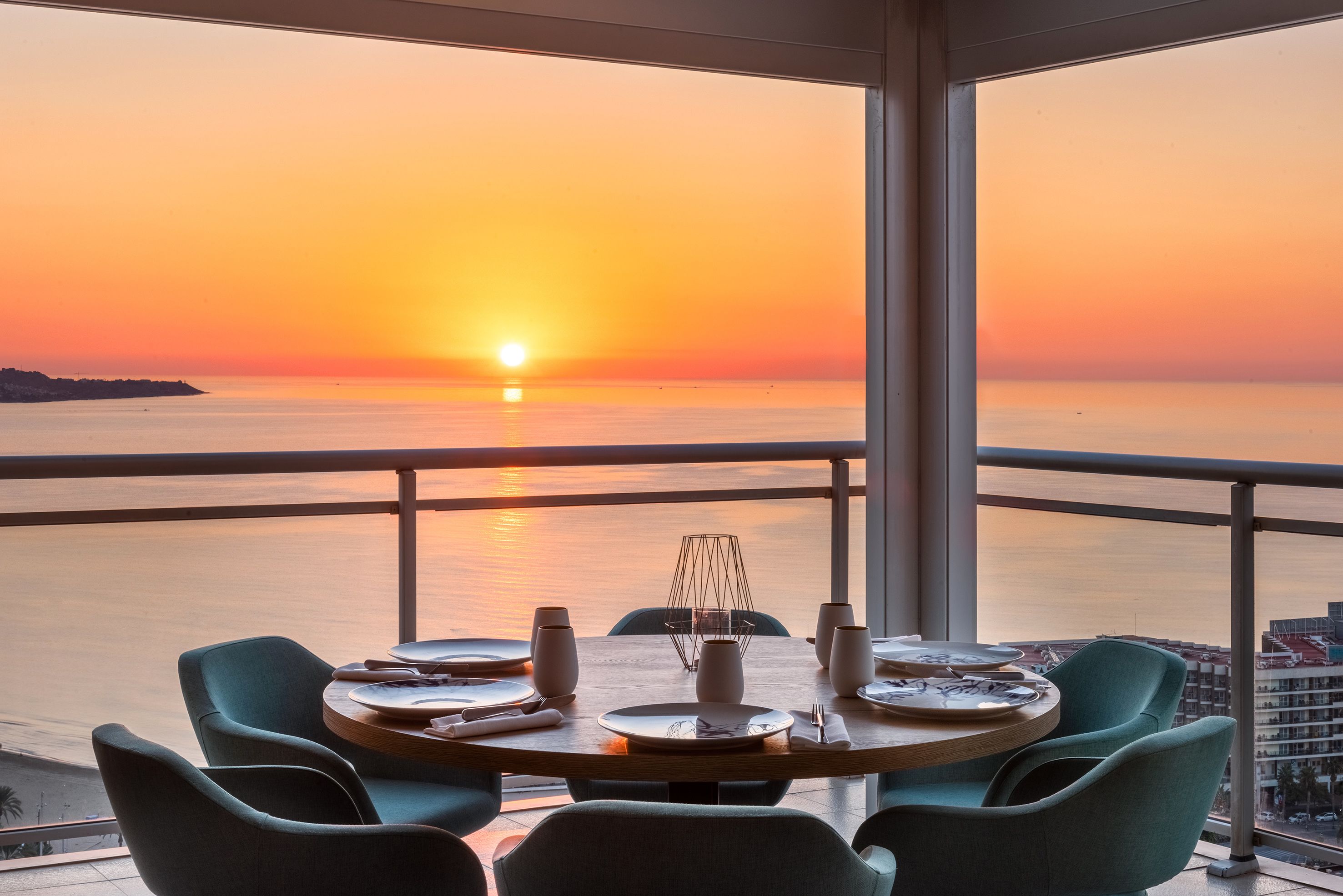 Lunsj og middag serveres, middelhavsretter, utsikt mot havet 