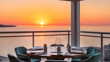 Se sirven comidas, cenas y cocina mediterránea con vista al mar