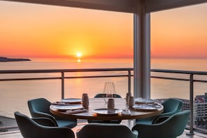 Ofereix vistes al mar i s'hi serveixen dinars i sopars