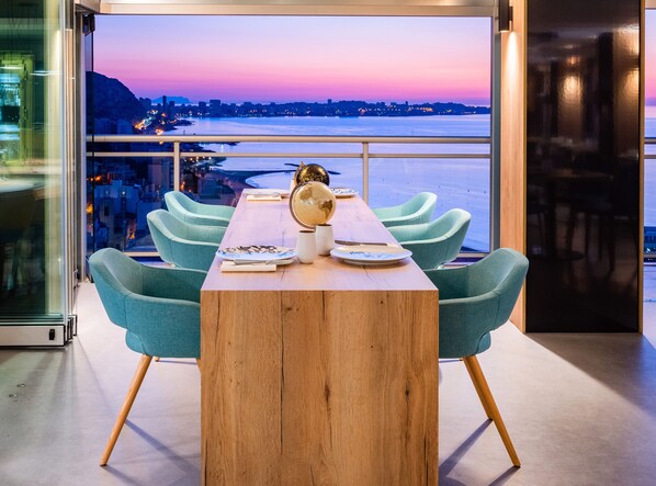 Se sirven comidas, cenas y cocina mediterránea con vista al mar