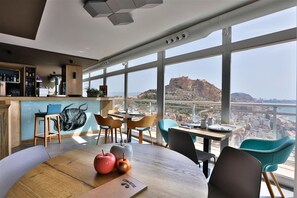 Serviço de almoço e jantar; culinária mediterrânea, vistas para o mar 