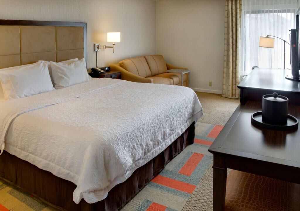 Luxe beddengoed, een bureau, een laptopwerkplek