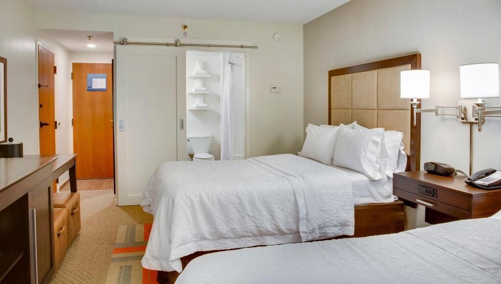 Luxe beddengoed, een bureau, een laptopwerkplek