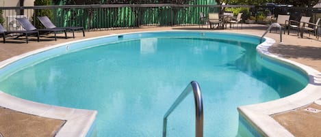 Piscine extérieure en saison, accÚs possible de 9 h à 22 h, parasols