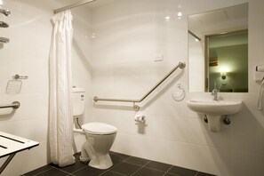 Standard Queen | Bathroom