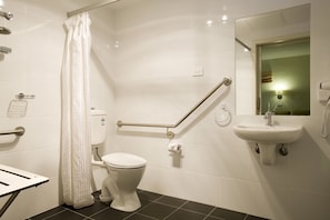 Standard Queen | Bathroom | Shower, eco-friendly toiletries, hair dryer, towels