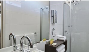 Shower, eco-friendly toiletries, hair dryer, towels - Tall Trees Ainslie Motel (Ainslie)