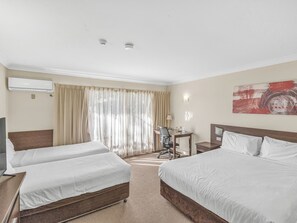 Espacio para trabajar con laptop y tabla de planchar con plancha 