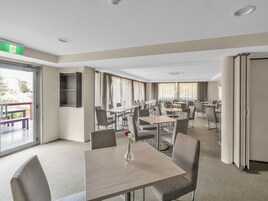 Desayuno continental diario (AUD 20 por persona)