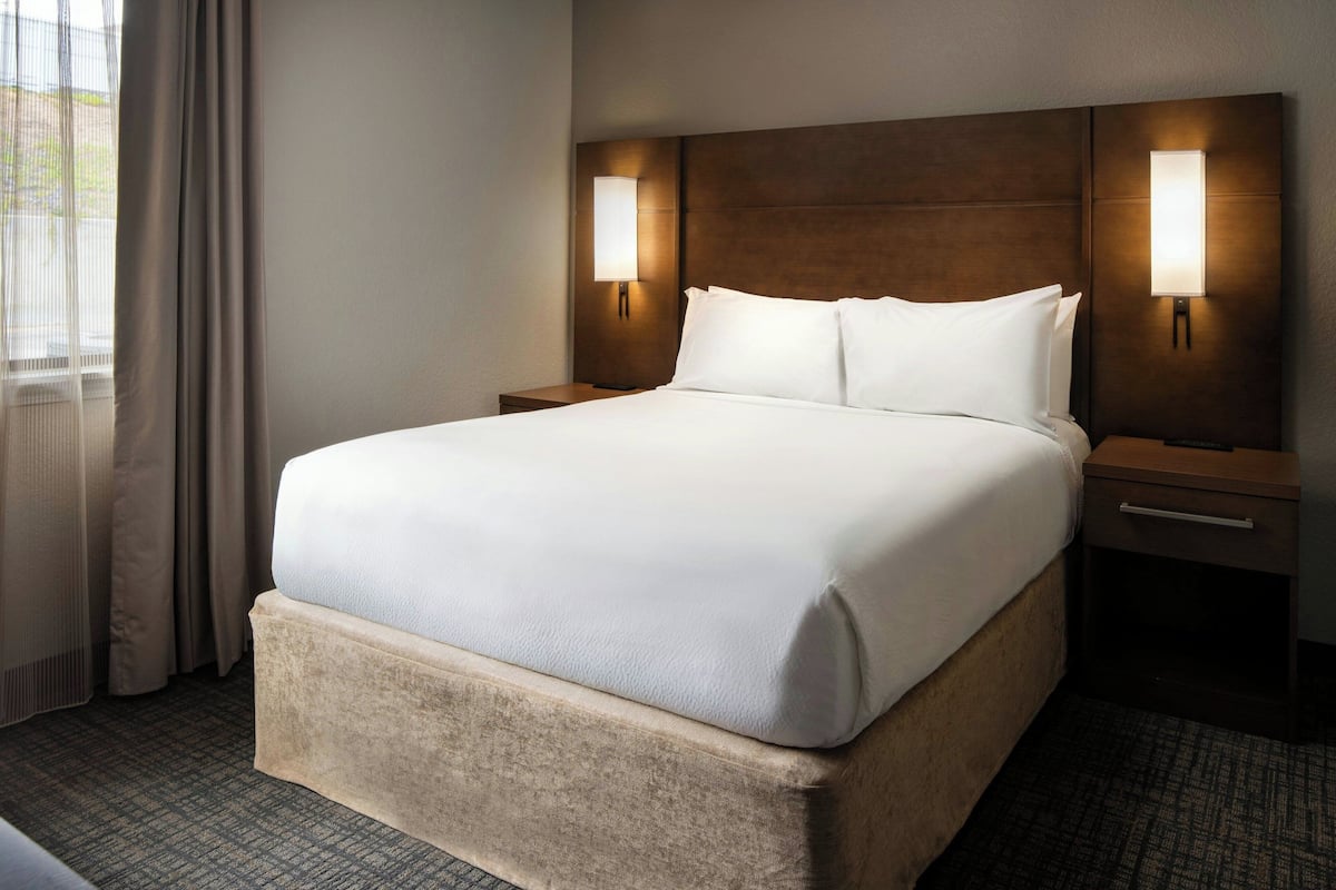 Studio, 1 Queen Bed with Sofa bed | Premium bedding, blackout drapes, iron/ironing board, WiFi (free)