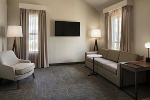 Suite, 1 chambre (Second Bed in Loft) | Salle de séjour | Téléviseur ACL de 32 po avec télévision par câble, téléviseur