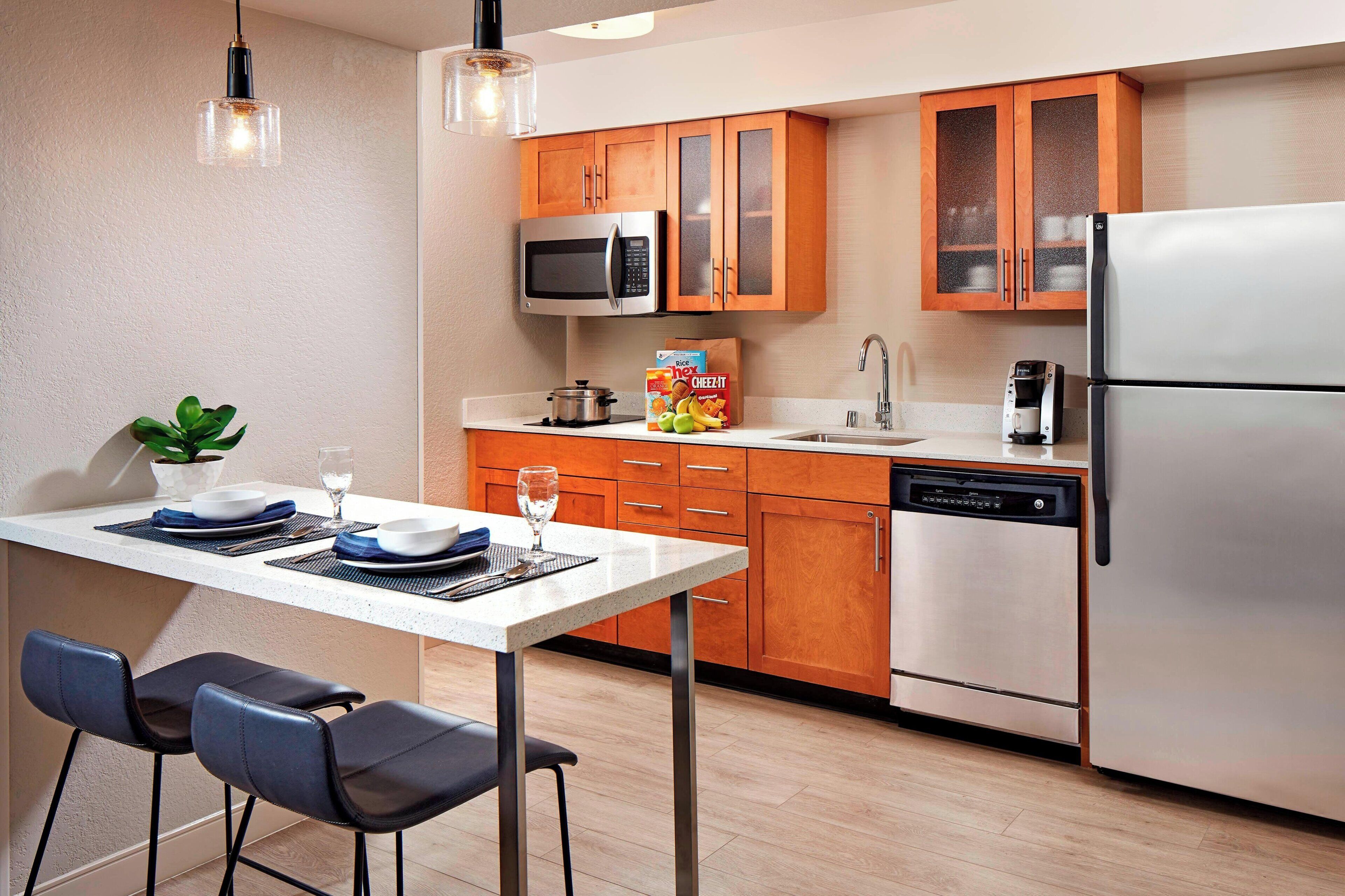 Coffee/tea maker, full-size fridge, microwave, stovetop