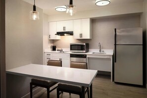 Coffee/tea maker, full-sized fridge, microwave, stovetop - Residence Inn by Marriott Manhattan Beach (Manhattan Beach)
