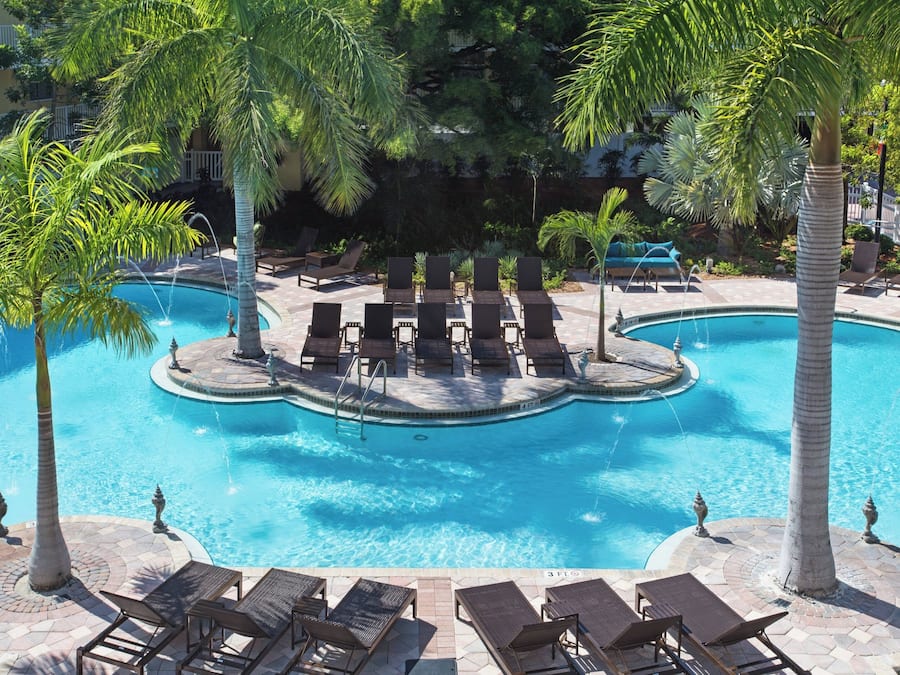 Una piscina al aire libre, camas de piscina gratis