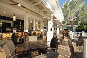 Déjeuner et dîner servis sur place, vue sur la piscine 