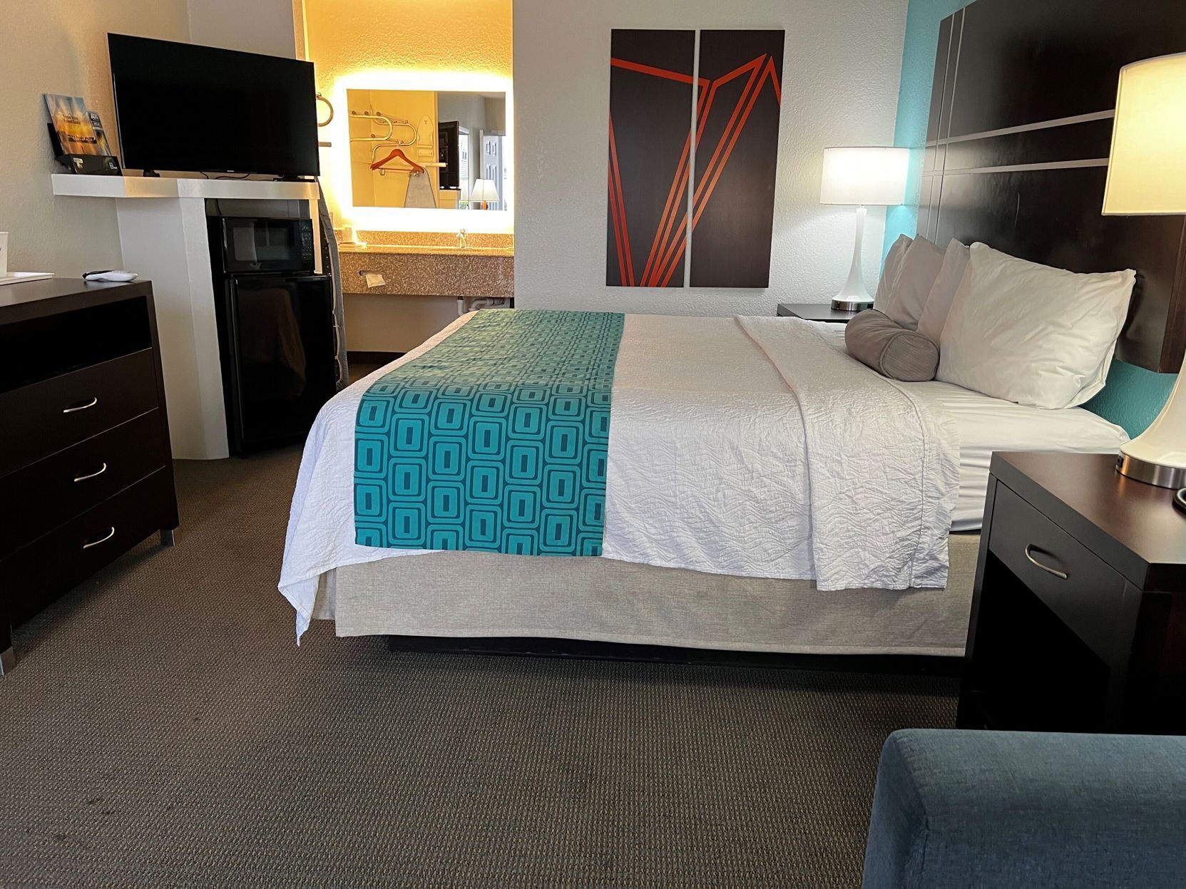 Premium bedding, desk, iron/ironing board, free WiFi