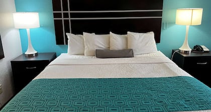 Howard Johnson by Wyndham Houston Heights/Downtown