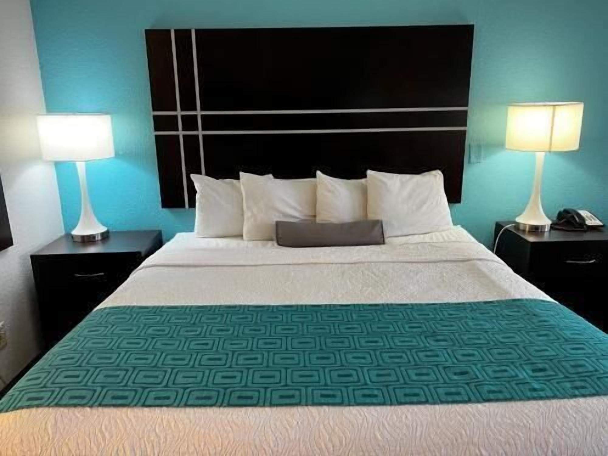 Premium bedding, desk, iron/ironing board, free WiFi
