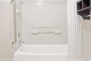 Quarto, 1 cama King, acessível (Mobility/Hearing, Bathtub w/Grab Bars) | Banheiro | Chuveiro/banheira combinados, banheira de imersão