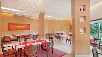 2 restaurantes; se sirven desayunos