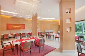 2 restaurants, breakfast served