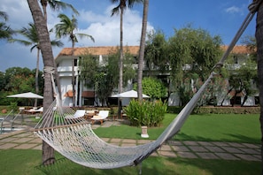 Piscine extérieure, chaises longues