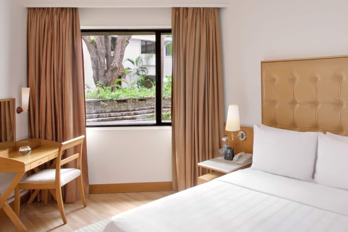 deluxe room | premium bedding, minibar, in-room safe, desk