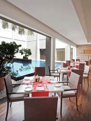 Daily buffet breakfast (INR 1475 per person)