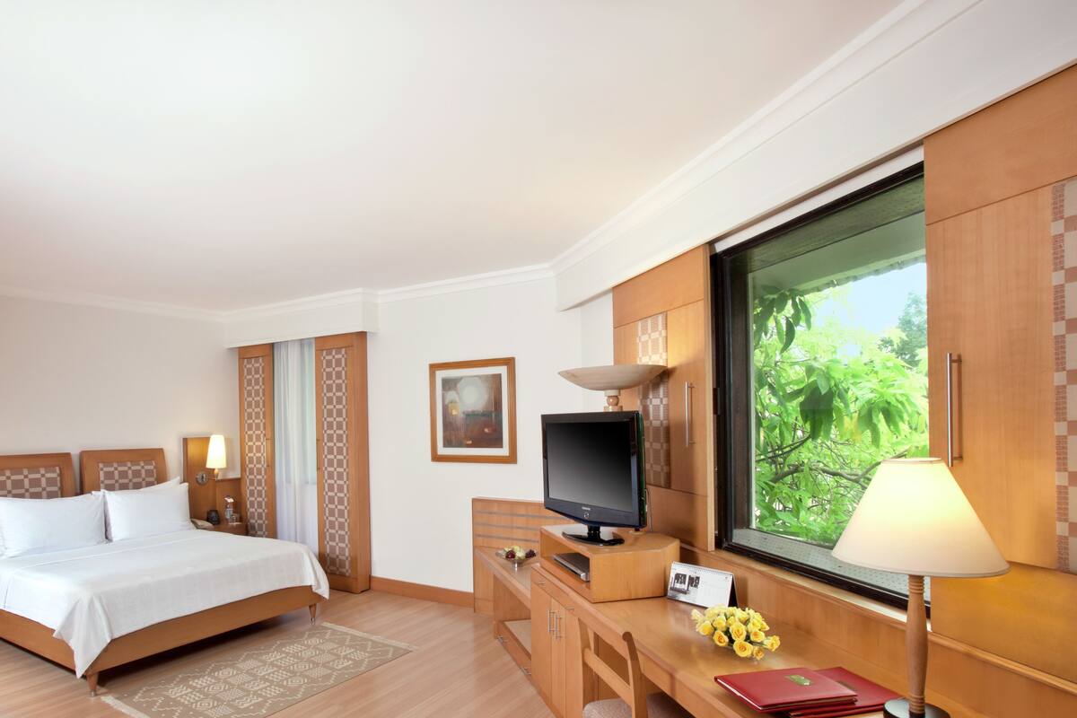 deluxe suite | premium bedding, minibar, in-room safe, desk