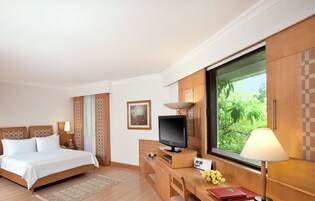 Deluxe Suite | Premium bedding, minibar, in-room safe, desk