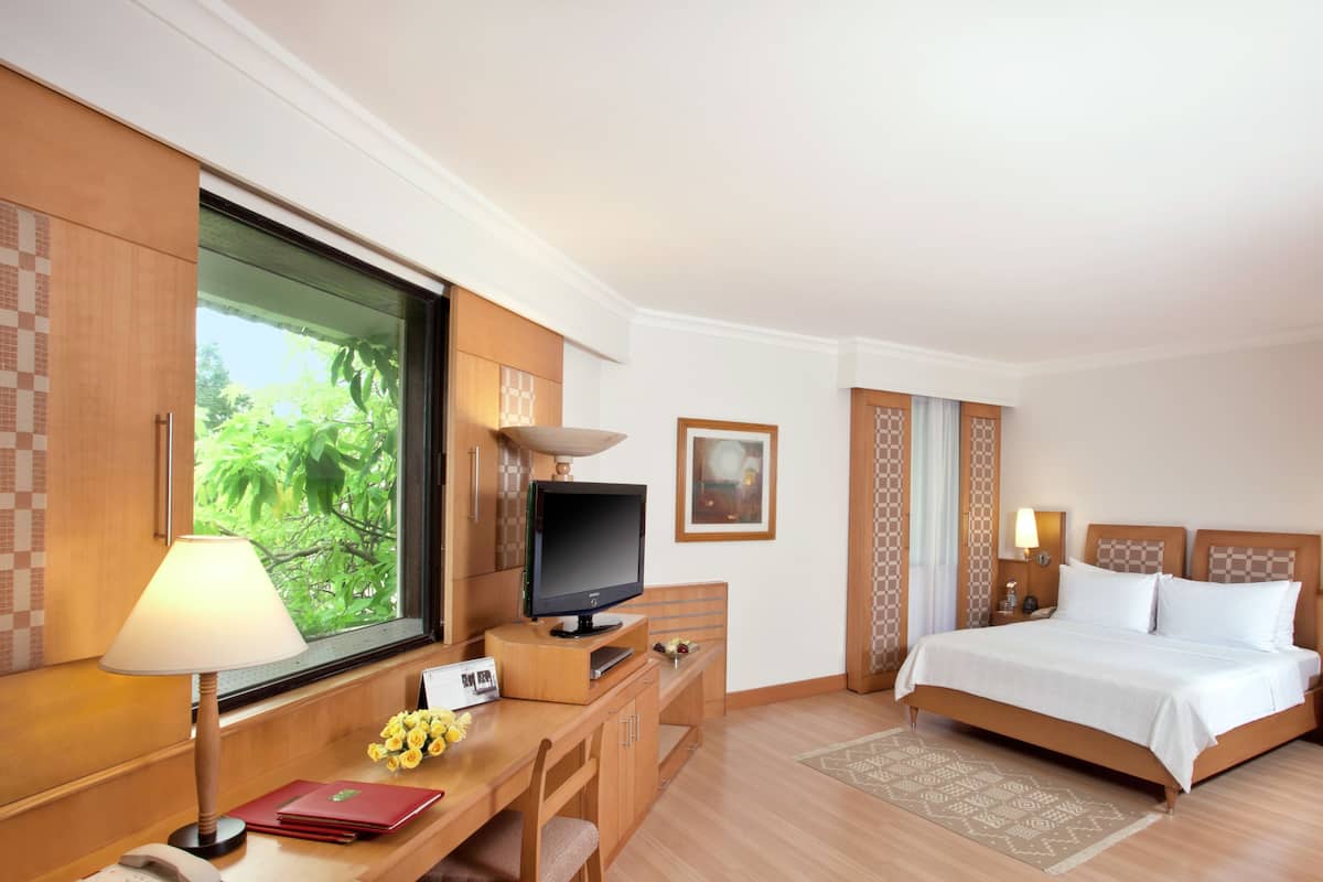 deluxe suite | premium bedding, minibar, in-room safe, desk