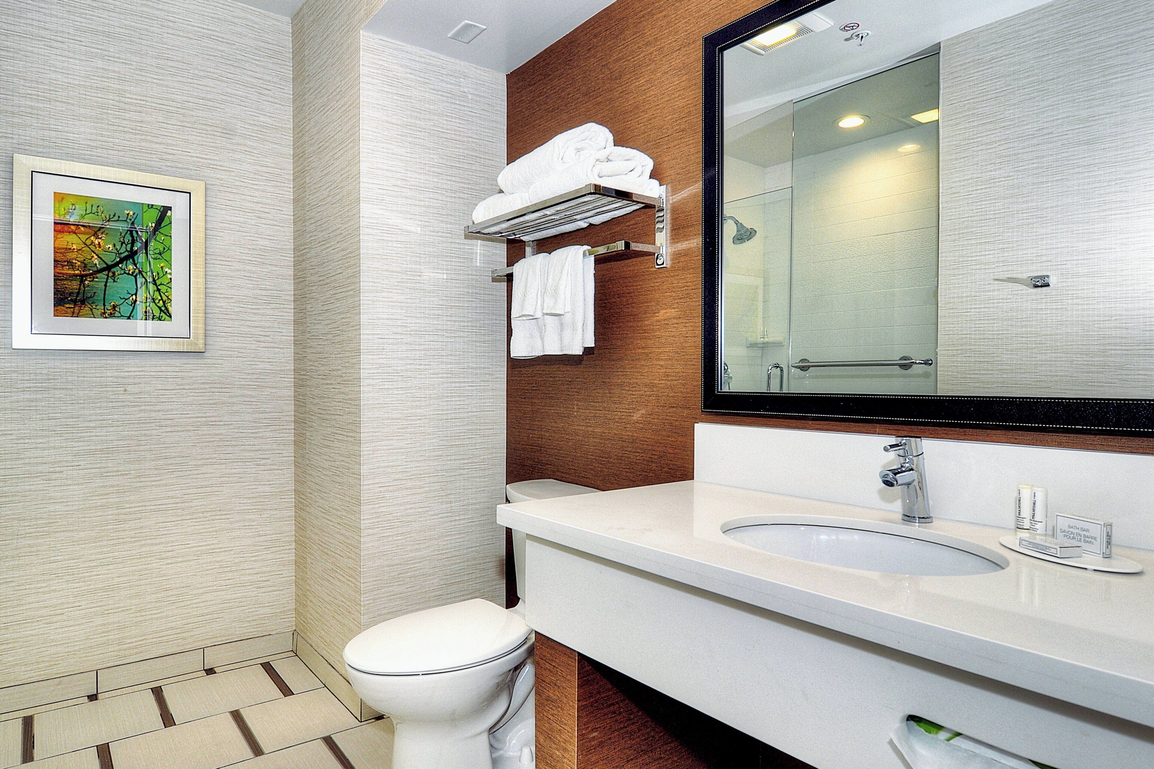 room, 1 king bed non smoking (balcony) | bathroom | combined shower/bathtub, eco-friendly toiletries, hair dryer, towels